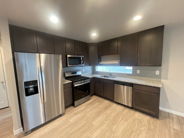 Building Photo - 5748 Thurless Ln