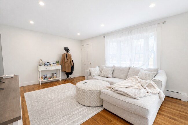 Building Photo - Lebanon - 3 Bed, 2 Bath house - $4200 plus utilities