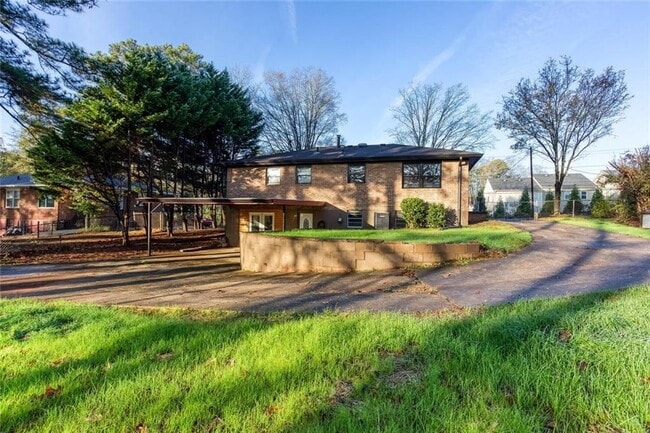 Building Photo - 2663 Hicks Rd