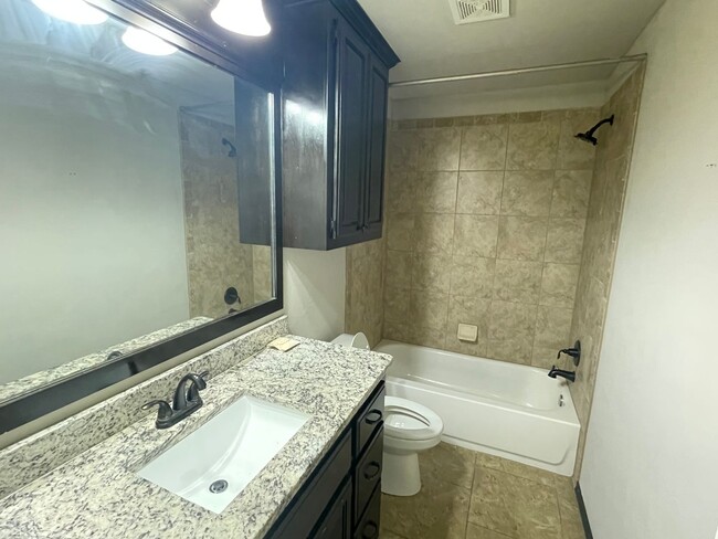 Building Photo - 3 bed 2 bath 2 car in Moore Schools! Great...