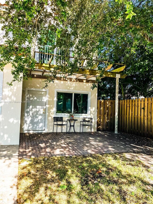 Primary Photo - 2208 SW 3rd Ave