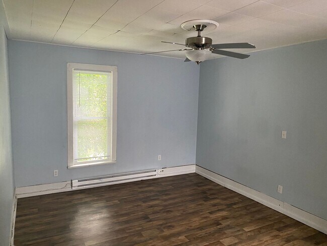 Building Photo - 238 S Maple St