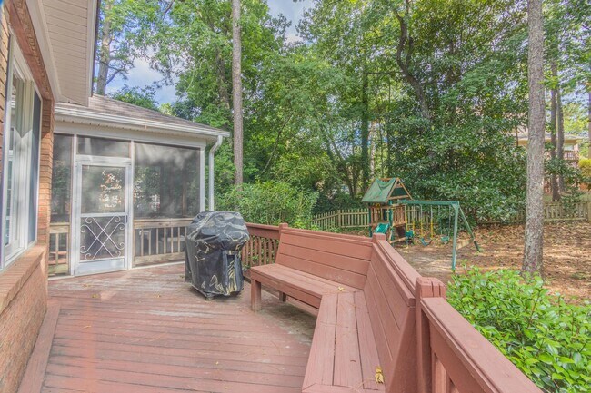 Building Photo - 126 Hemlock Dr