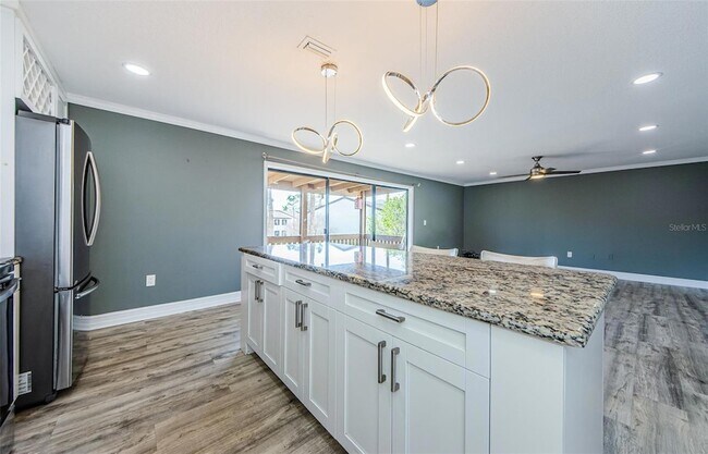 Building Photo - 722 116th Ave N