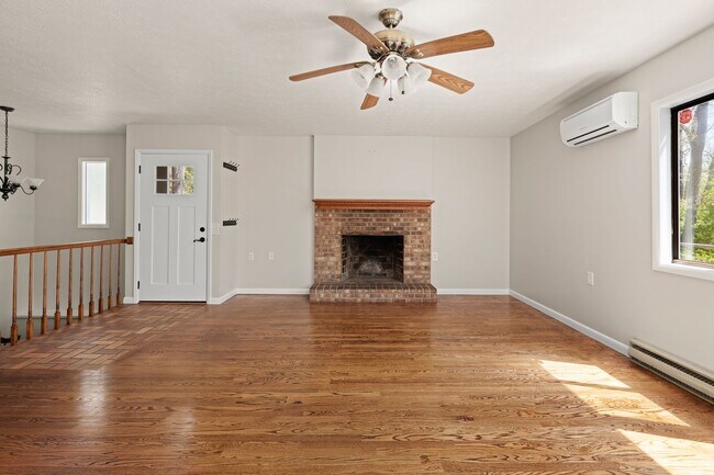 Building Photo - Lovely Home - Beautiful Wooded Setting
