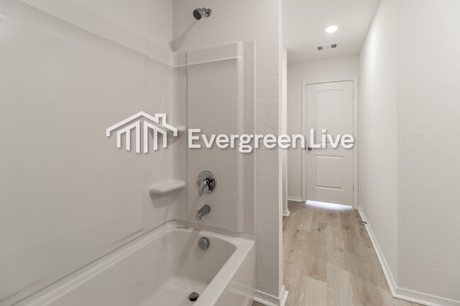 Building Photo - 32 10 Point Ln