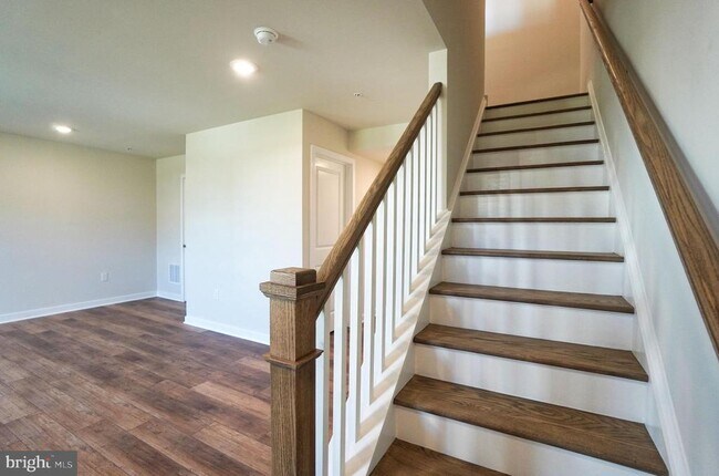 Building Photo - 4823 Lincoln Aly