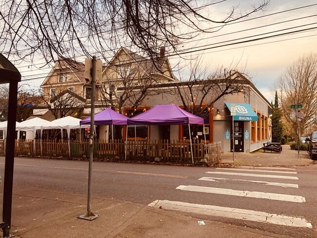 Building Photo - Cozy Nob Hill 1bd - Walk Everywhere! Gas Fireplace, Bonus Storage, Most Utilities Included!