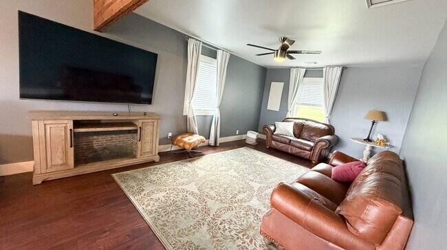 Building Photo - MOVE IN READY!!