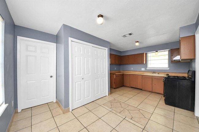 Building Photo - 13710 Brownsville St