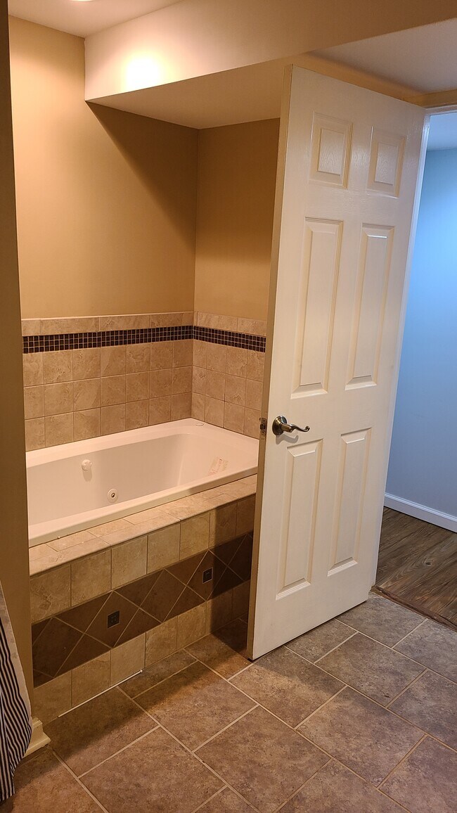 Building Photo - 406 Old Towne Rd