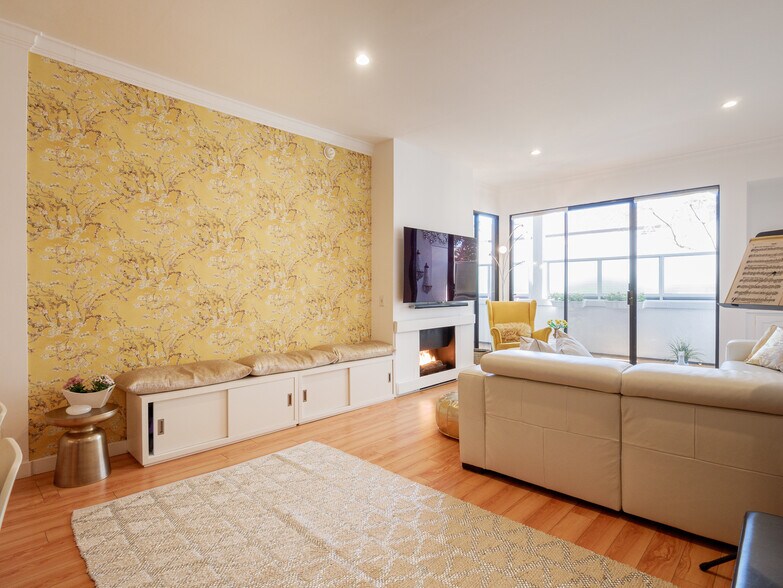 Living area - 2276 S Beverly Glen Blvd