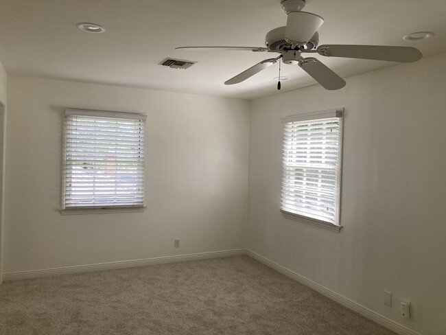 Bedroom - 15102 La Maida St