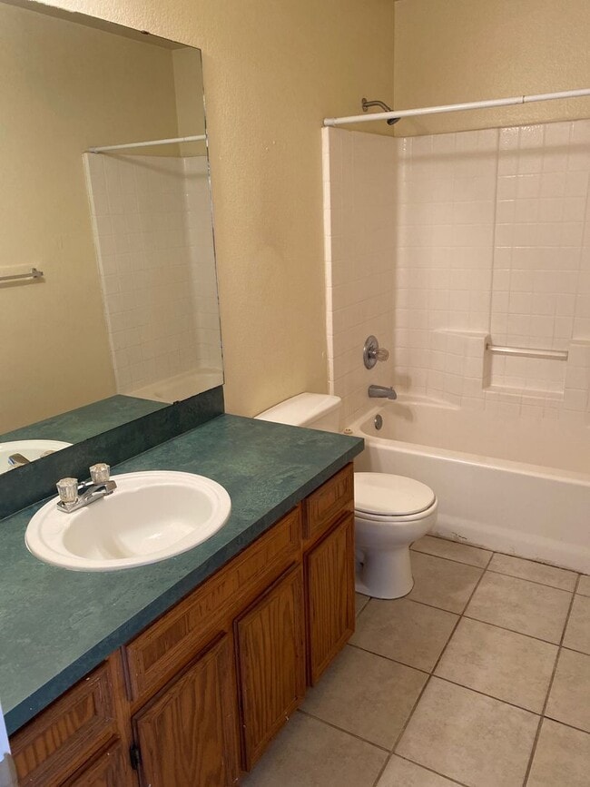 Building Photo - Cute 2 bedroom!