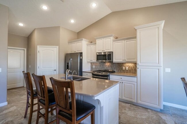 Building Photo - Bright & Beautiful 2 Bedroom Home in Sun R...