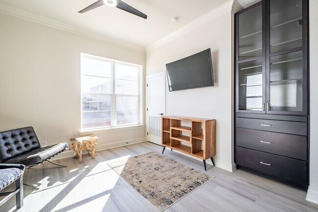 Building Photo - Luxury 3 bedroom, 3.5 Bath, 2 Car Garage Townhome