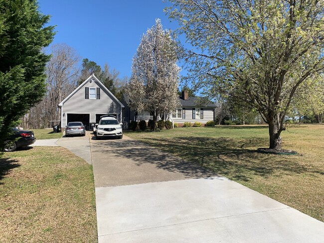 Building Photo - 2018 Valley Dr