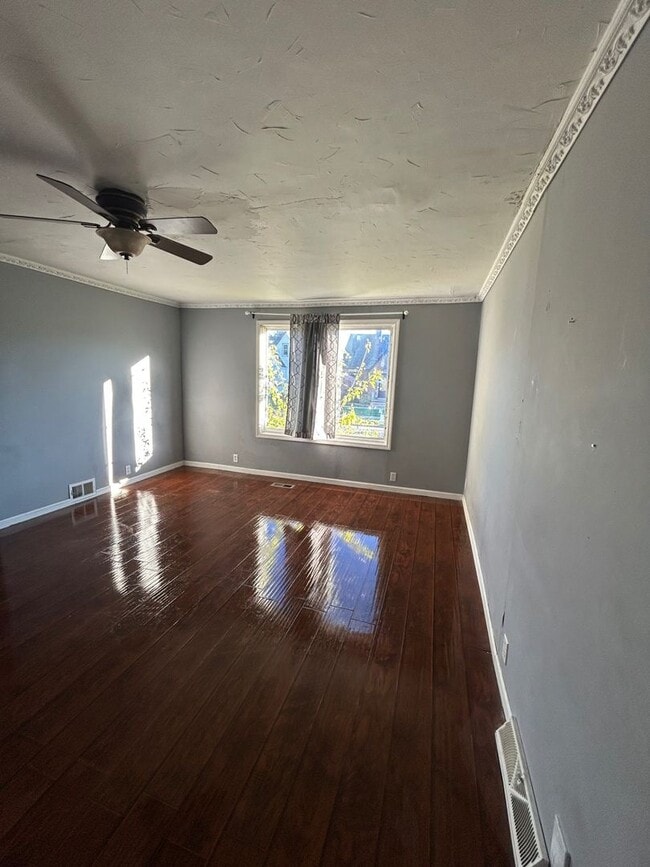 Building Photo - Charming 3-Bedroom Property in Prime Location