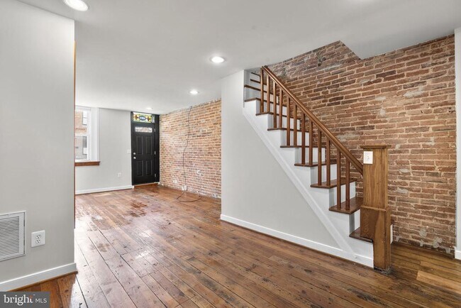 Building Photo - 112 E Randall St
