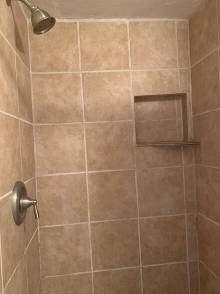 Shower - 15138 Encanto Dr