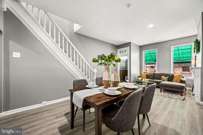 Building Photo - 2427 N Hollywood St