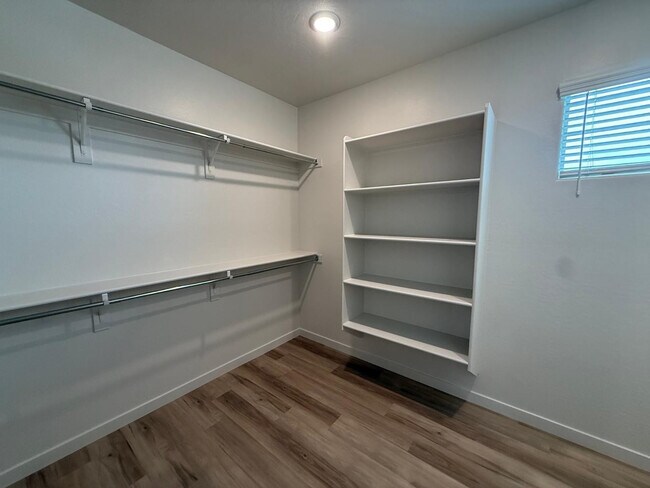 Building Photo - 624 N Vine St