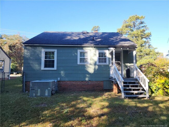 Building Photo - 225 Pinecrest Dr