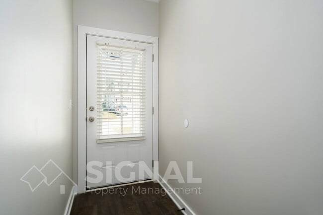 Building Photo - 215 Creek Run Way