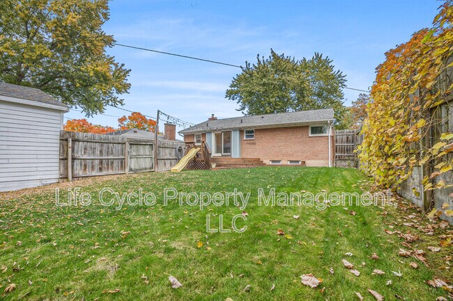 Building Photo - 1437 Lewison Ave NE