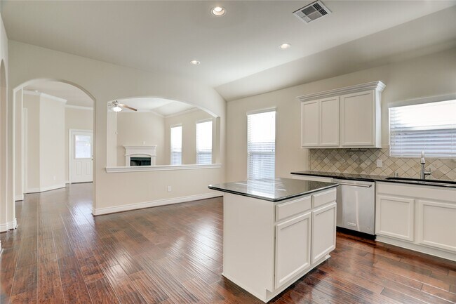 Building Photo - 606 Sabinal St