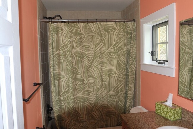 Building Photo - 1 Bedroom 1 Bathroom Fully Furnished in Do...