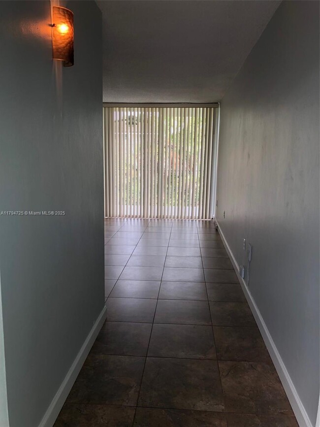 Building Photo - 2539 Bayshore Dr