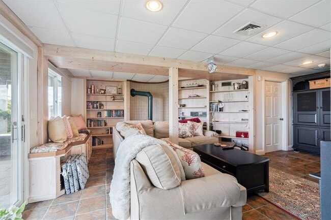 Building Photo - 90 Macomber Ln