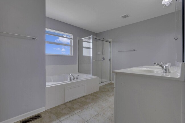 Building Photo - 1701 Marigold St