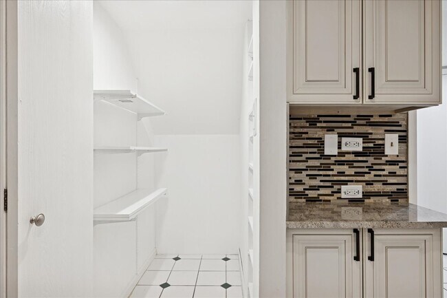 Building Photo - 20 S Parliament Way