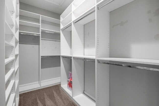 Building Photo - "Charming St. Petersburg Home: 3 Beds, 2 Baths, 1720 Sq. Ft. of Comfort!"