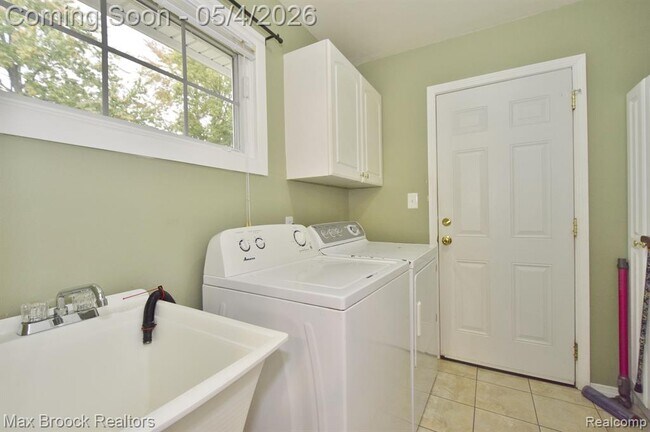 Building Photo - 2687 Heathfield Rd