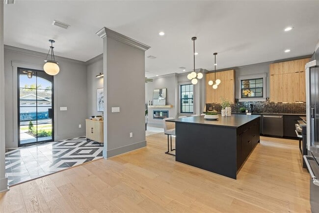 Building Photo - 807 W Park Ave