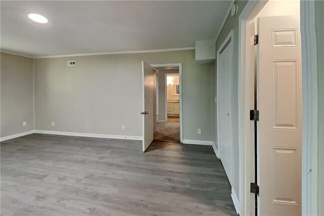 Building Photo - 3013 Alberta Dr