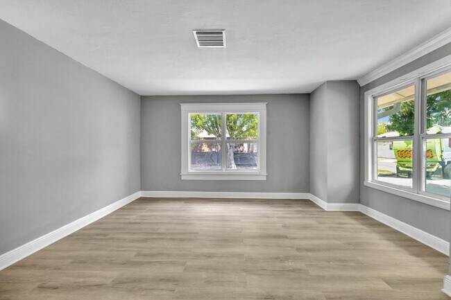 Building Photo - 448 Roseland Dr