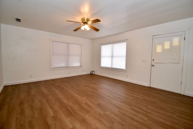 Building Photo - 3 Bed 1 Bath Home!