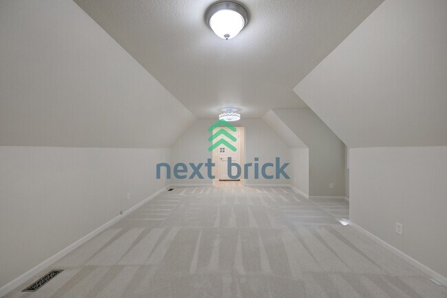 Building Photo - Spacious 5-Bedroom Haven with 3 Full Baths in Redmond – Your Dream Home Awaits!