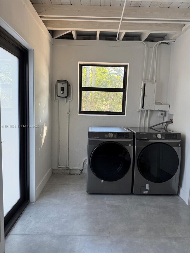 Building Photo - 12615 N Miami Ave