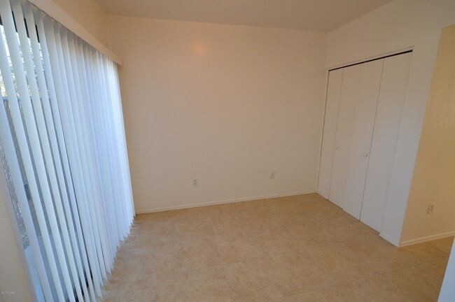 Building Photo - 4327 E Bellevue St