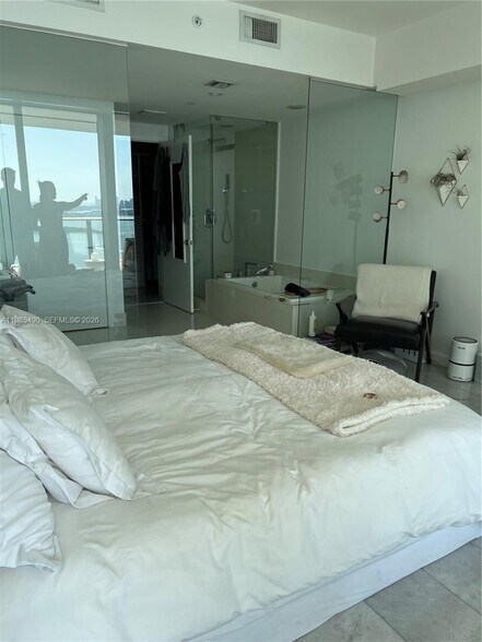 Building Photo - 650 NE 32nd St