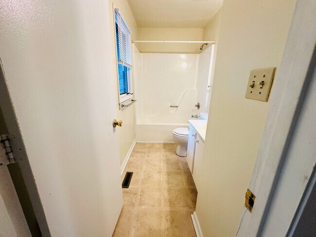 Building Photo - 3 Bedroom 2.5 Bath Townhouse