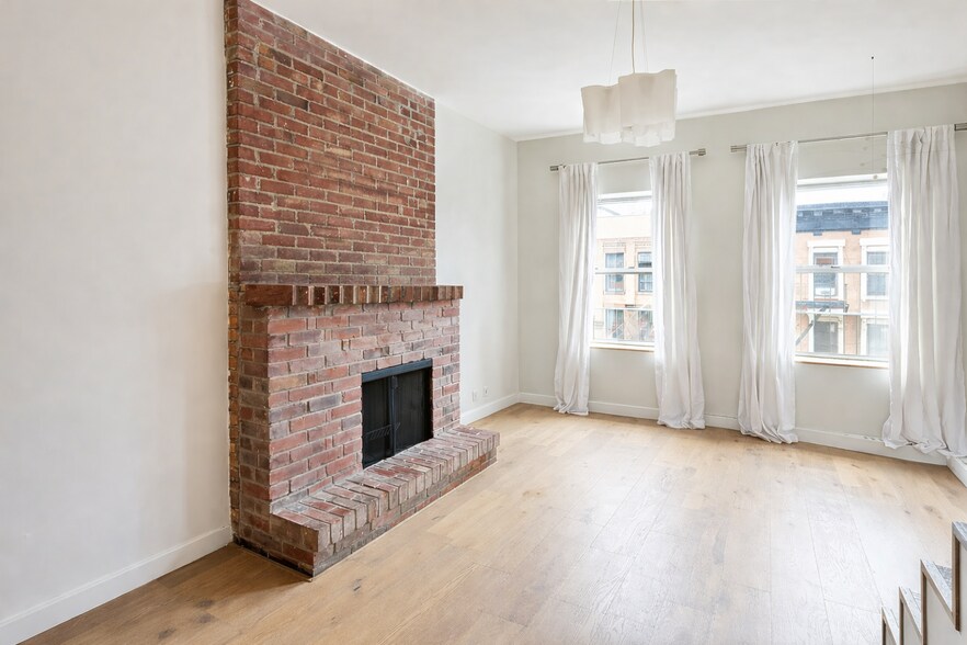 Building Photo - 165 E 104th St