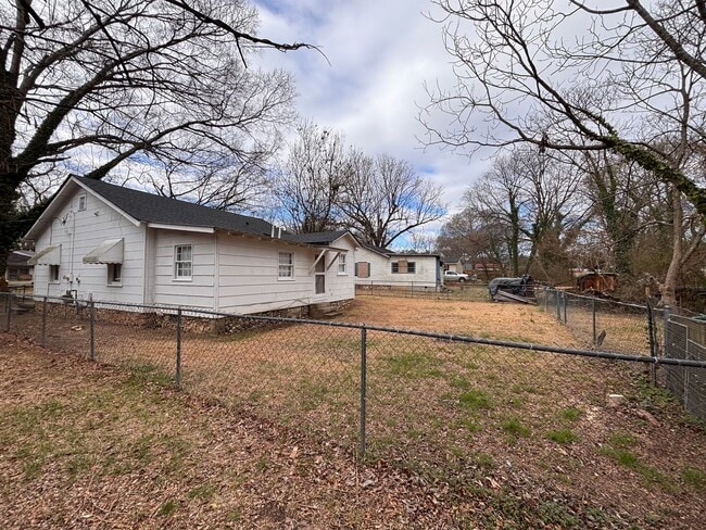 Building Photo - 3 Bedrooms- 1 Bathroom- House in East Rome!