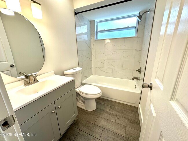 Building Photo - 4364 Lake Woodbourne Dr S