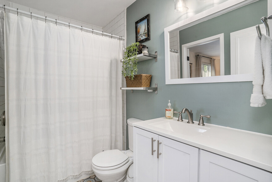 Full bathroom with shower/tub combo - 1261 Marshview Dr